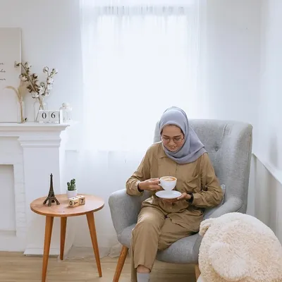 Thinkstock wohnraum raumbild braun beige kerzen jalousie sofa tisch couch gemütlich warm